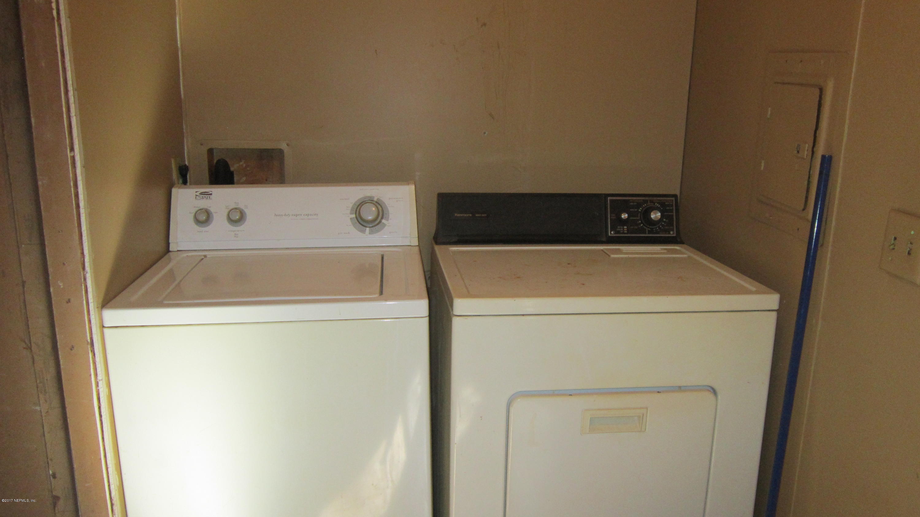 225 3rd Way Interlachen, FL 32148 - Photo 12 of 18 Laundry area
