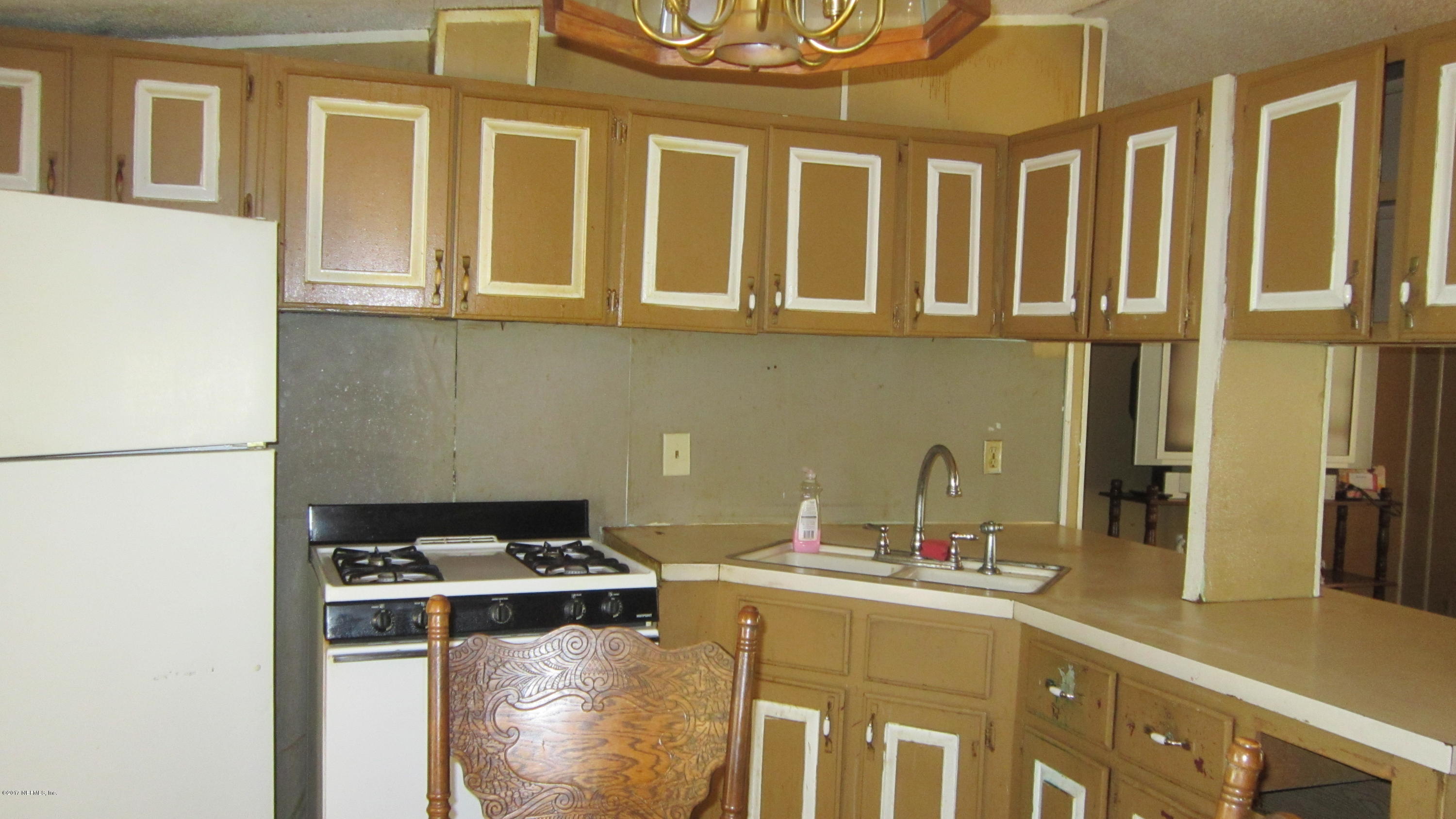 225 3rd Way Interlachen, FL 32148 - Photo 8 of 18 Kitchen