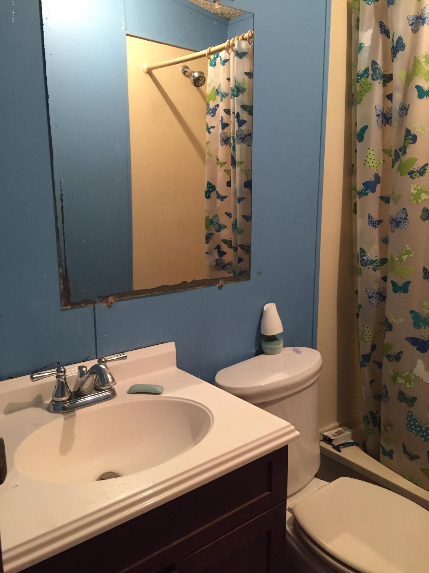 225 3rd Way Interlachen, FL 32148 - Photo 9 of 18 Bathroom
