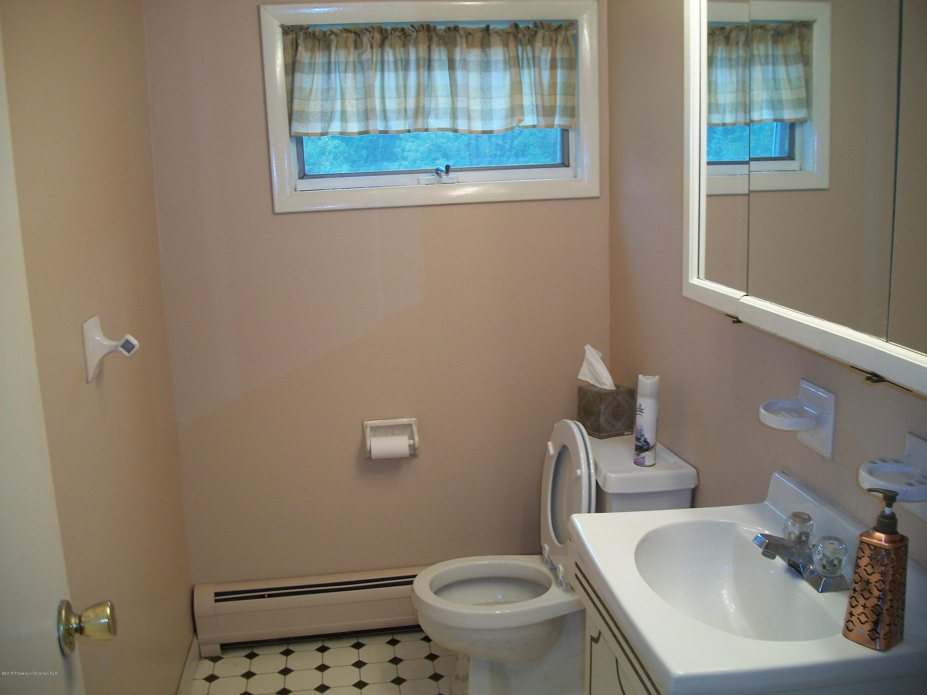 642 Gardner Road Moscow, PA 18444 - Photo 13 of 22 Gallery Image 13