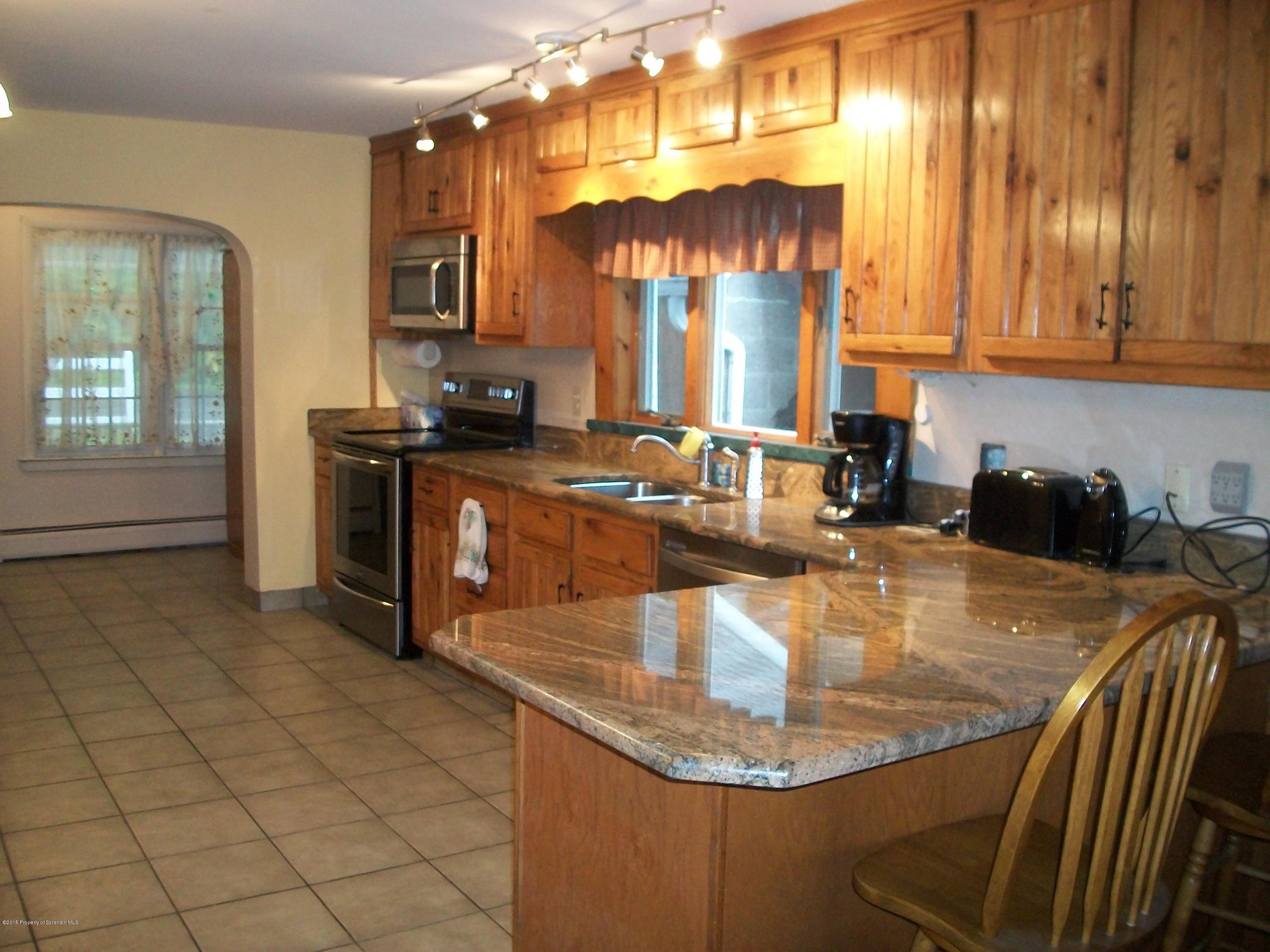 642 Gardner Road Moscow, PA 18444 - Photo 3 of 22 Gallery Image 3