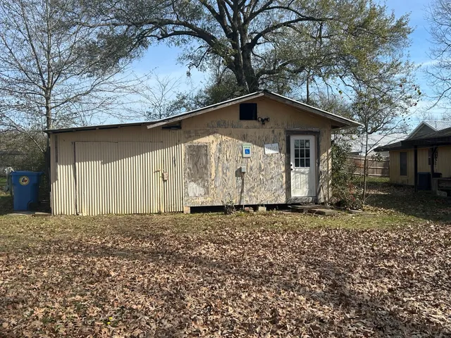a view of a house with backyard and porch