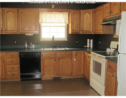 2642 Benedict Road Culloden, WV 25510 - Photo 4 of 16 Kitchen.