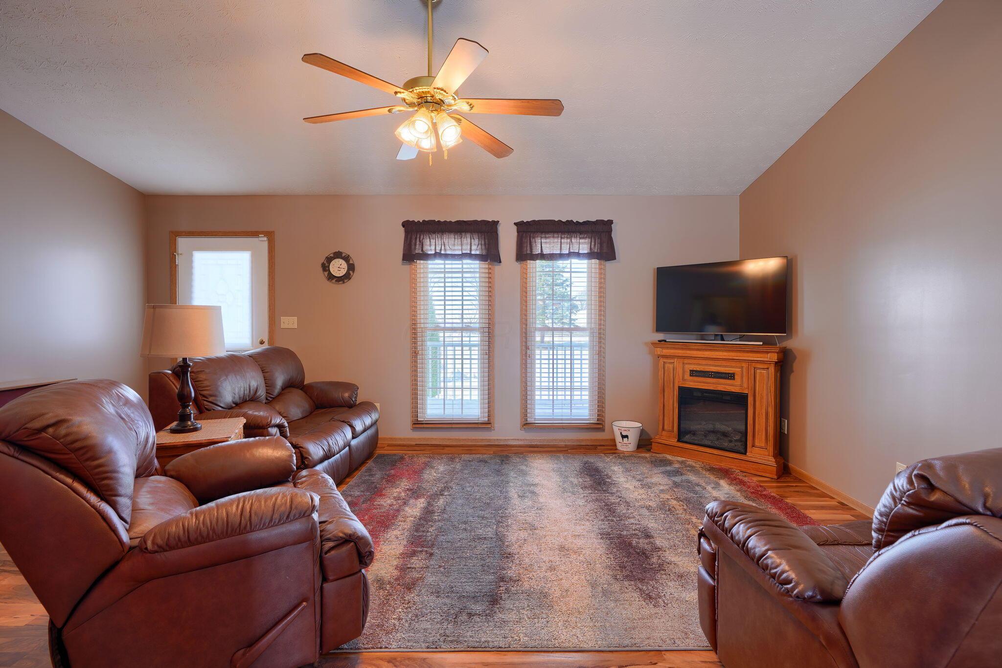 4270 Winchester Southern Road Circleville, OH 43113 - Photo 11 of 61 GREATROOM