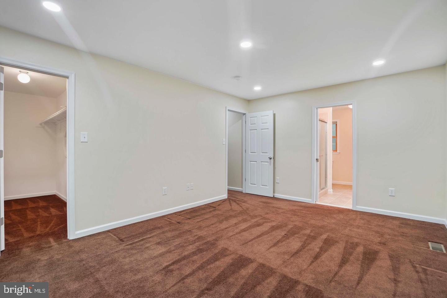 5105 Pheasant Road Fairfax, VA 22030 - Photo 18 of 32 Spacious room with inviting light.