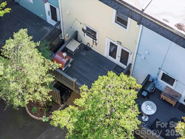a view of a back yard of the house