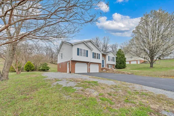 $419,900 | 930 Brookfield Lane, Roanoke, VA 24012