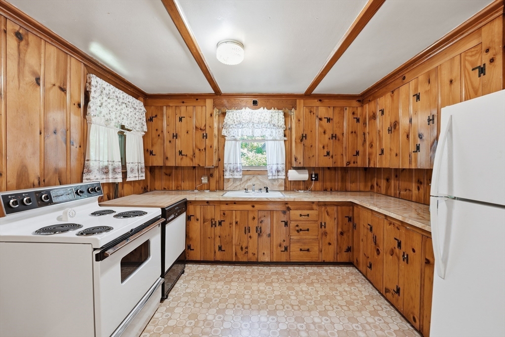 17 East Howe Street Orange, MA 01364 - Photo 10 of 34