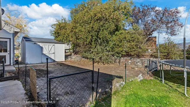 a view of a backyard