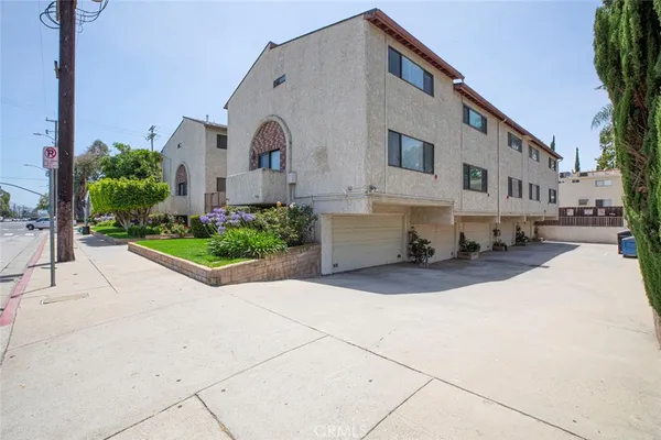 $2,800 | 7409 Woodman Avenue, Unit 107, Van Nuys, CA 91405