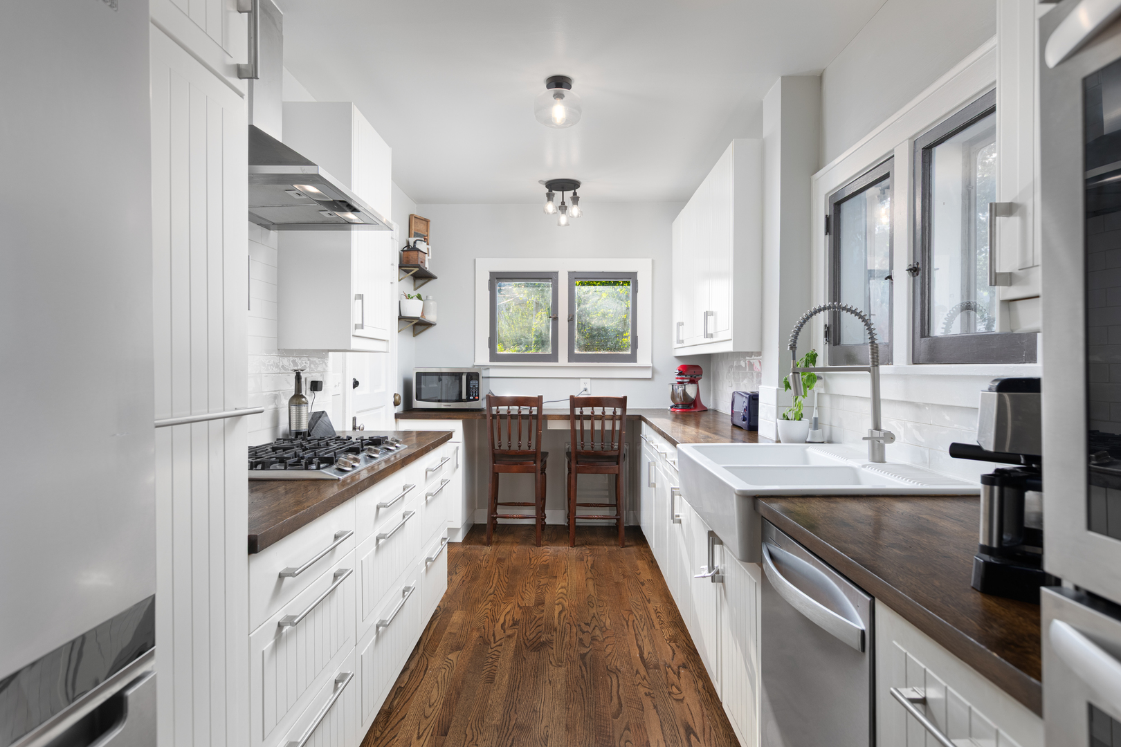 105 South Wright Street Naperville, IL 60540 - Photo 21 of 47 a large kitchen with a lot of counter space