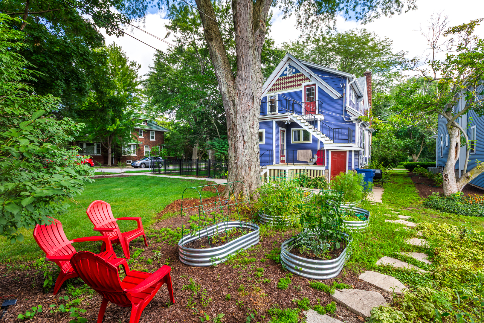 105 South Wright Street Naperville, IL 60540 - Photo 7 of 47 a house with garden in front of it