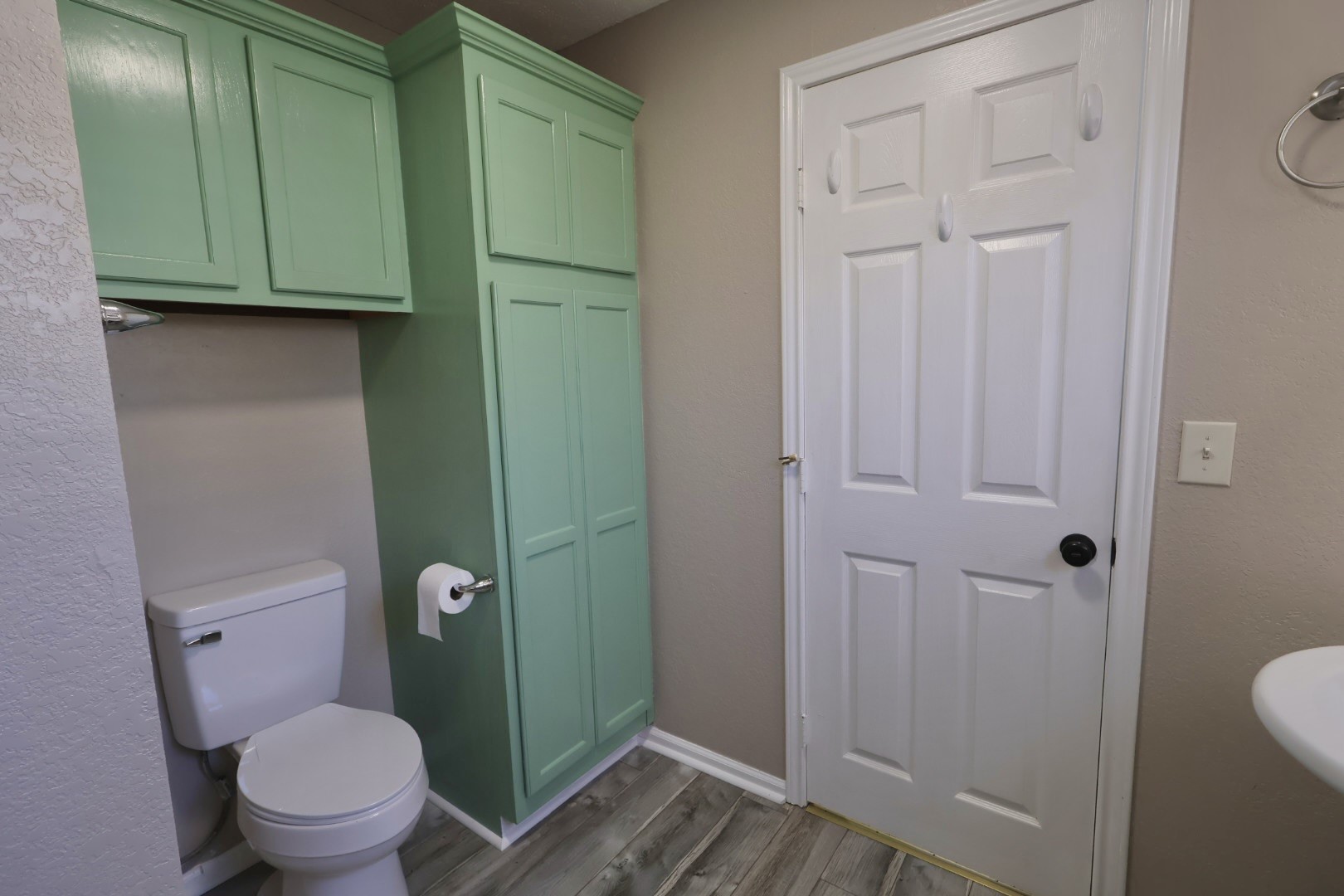 642 5th Street Dickinson, TX 77539 - Photo 13 of 20 Finely crafted custom cabinets