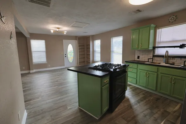 $2,000 | 642 5th Street, Dickinson, TX 77539