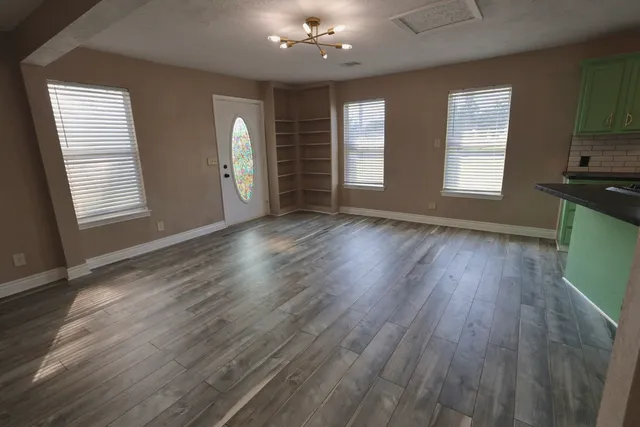 $2,000 | 642 5th Street, Dickinson, TX 77539