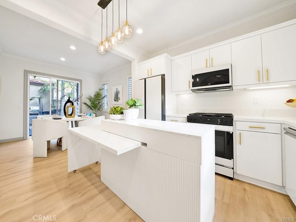 79 Modesto, Unit 96 Irvine, CA 92602 - Photo 2 of 35 Kitchen Island