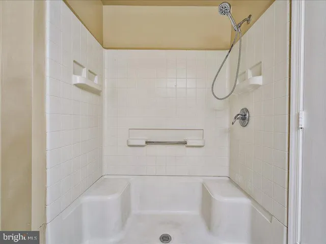 a view of a big room with closet and windows