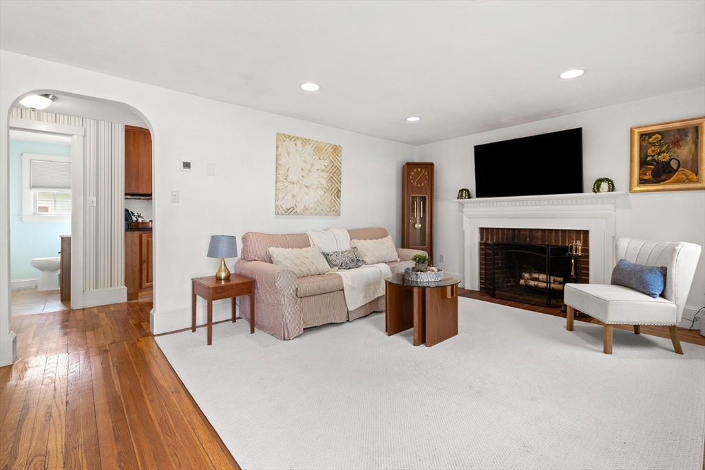 18 Knowlton Street Hamilton, MA 01982 - Photo 4 of 29