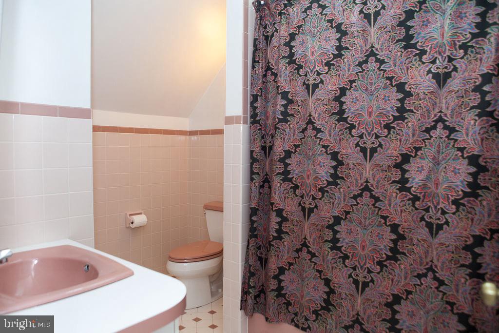 7 Fox Run Road Chester Springs, PA 19425 - Photo 66 of 88 Third full bath in in-law/office