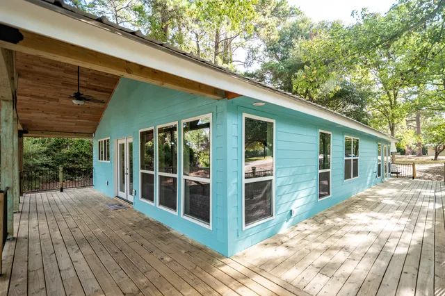 a view of a house with backyard and porch