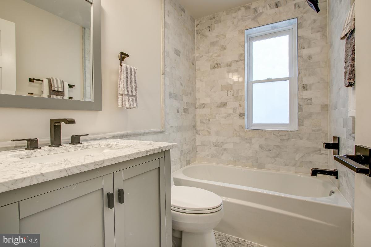 406 N Street Northwest Washington, DC 20001 - Photo 22 of 30 Upper-level bath