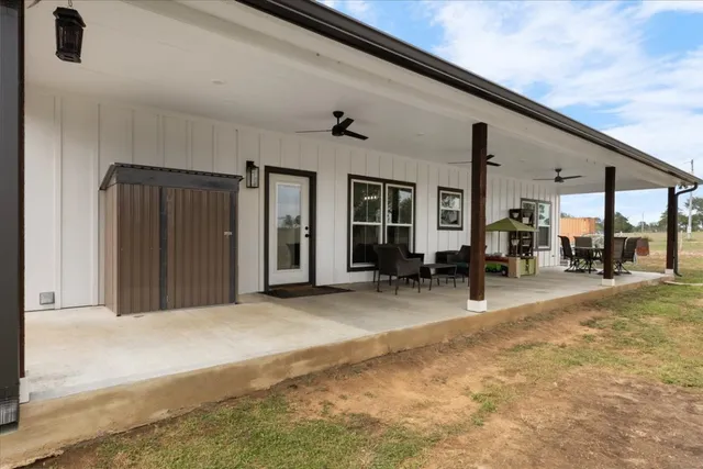 a view of livingroom with furniture