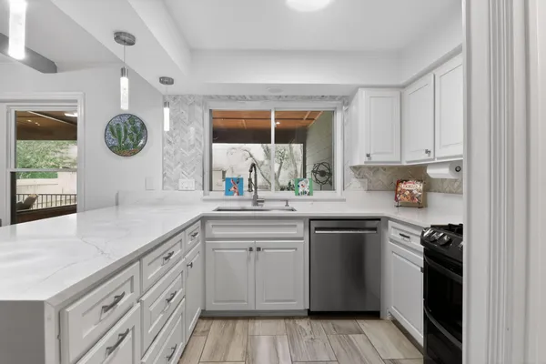 $979,000 | 8718 Tallwood Drive, Austin, TX 78759