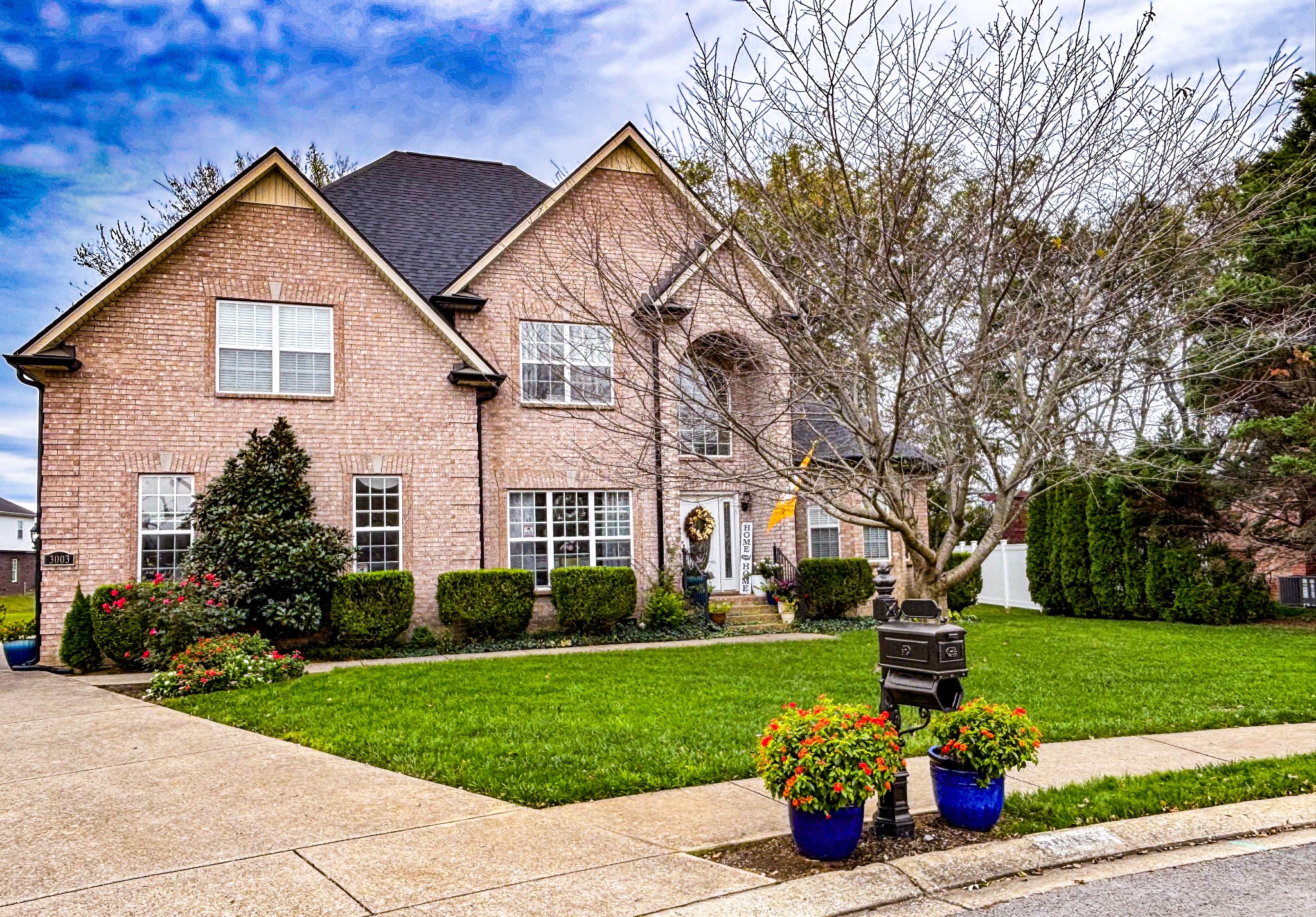 a view of a house with a yard