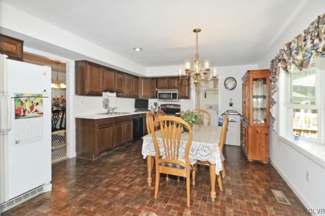 3236 Margate Road Bethlehem, PA 18020 - Photo 8 of 24 Light and Bright Eat In Kitchen! Dining Rm Entranc