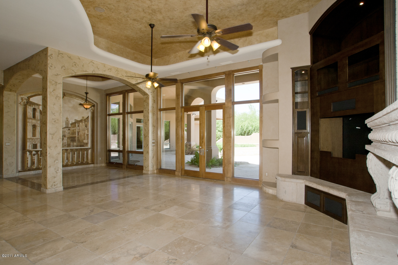 8273 North Coconino Road Paradise Valley, AZ 85253 - Photo 9 of 47 Family & Morning Rooms