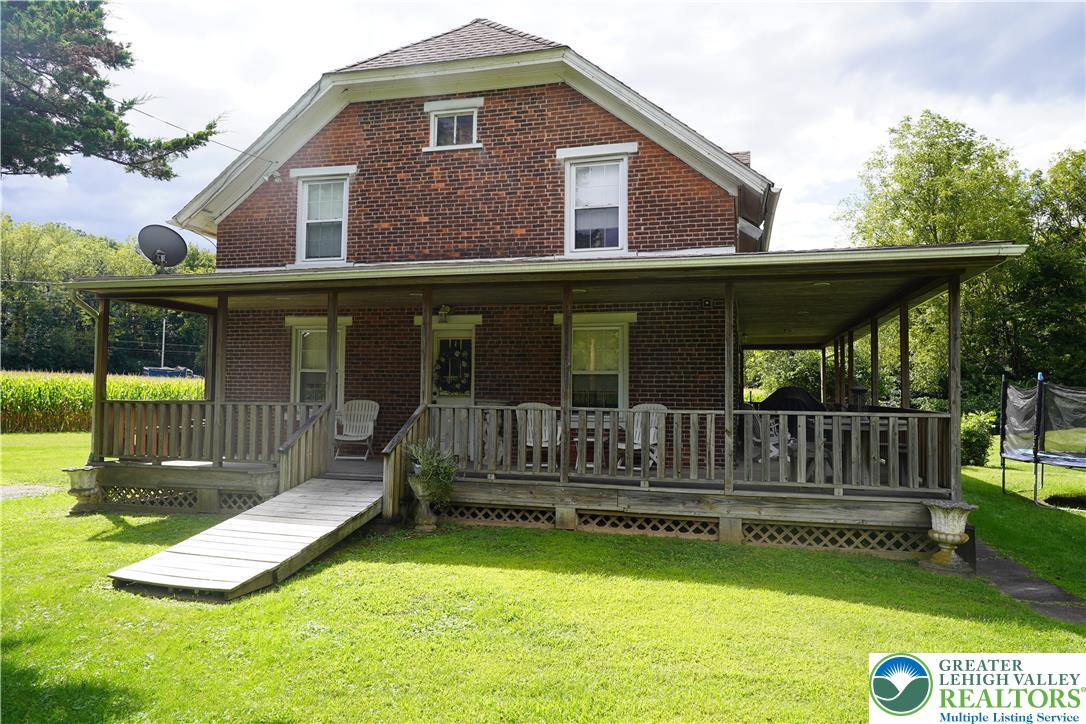 a view of a house with a backyard