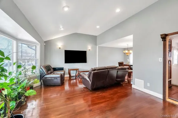 $899,999 | 3263 Milburn Avenue, Baldwin Harbor, NY 11510