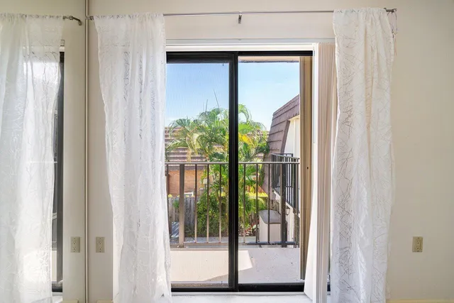 a view of empty room with a ceiling fan