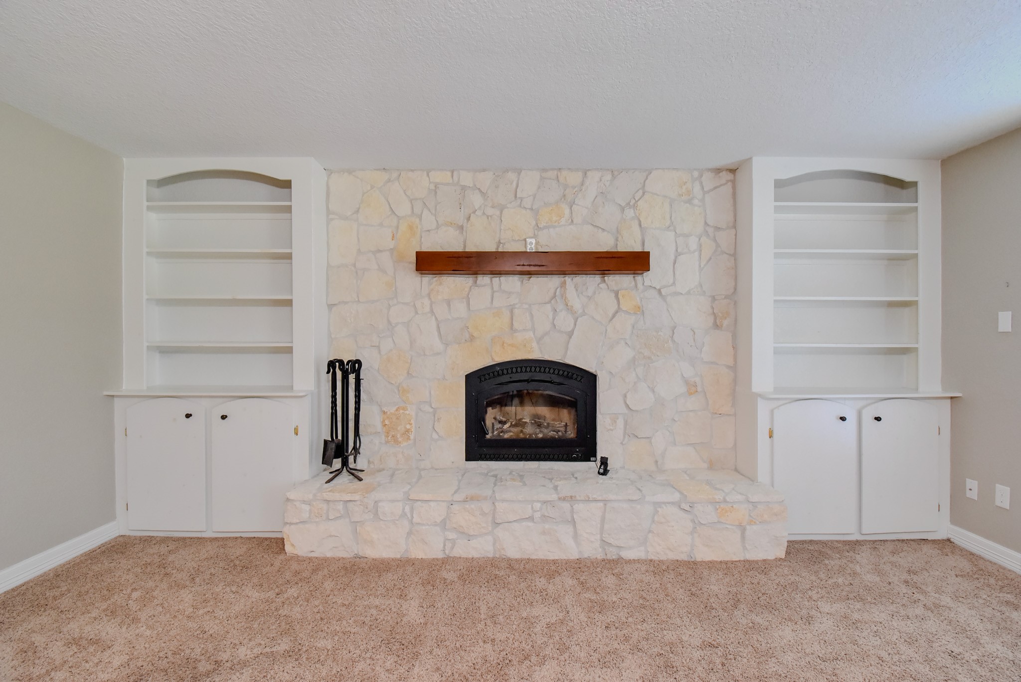 4770 County Road 31 Angleton, TX 77515 - Photo 12 of 44 Beautiful set up in living space