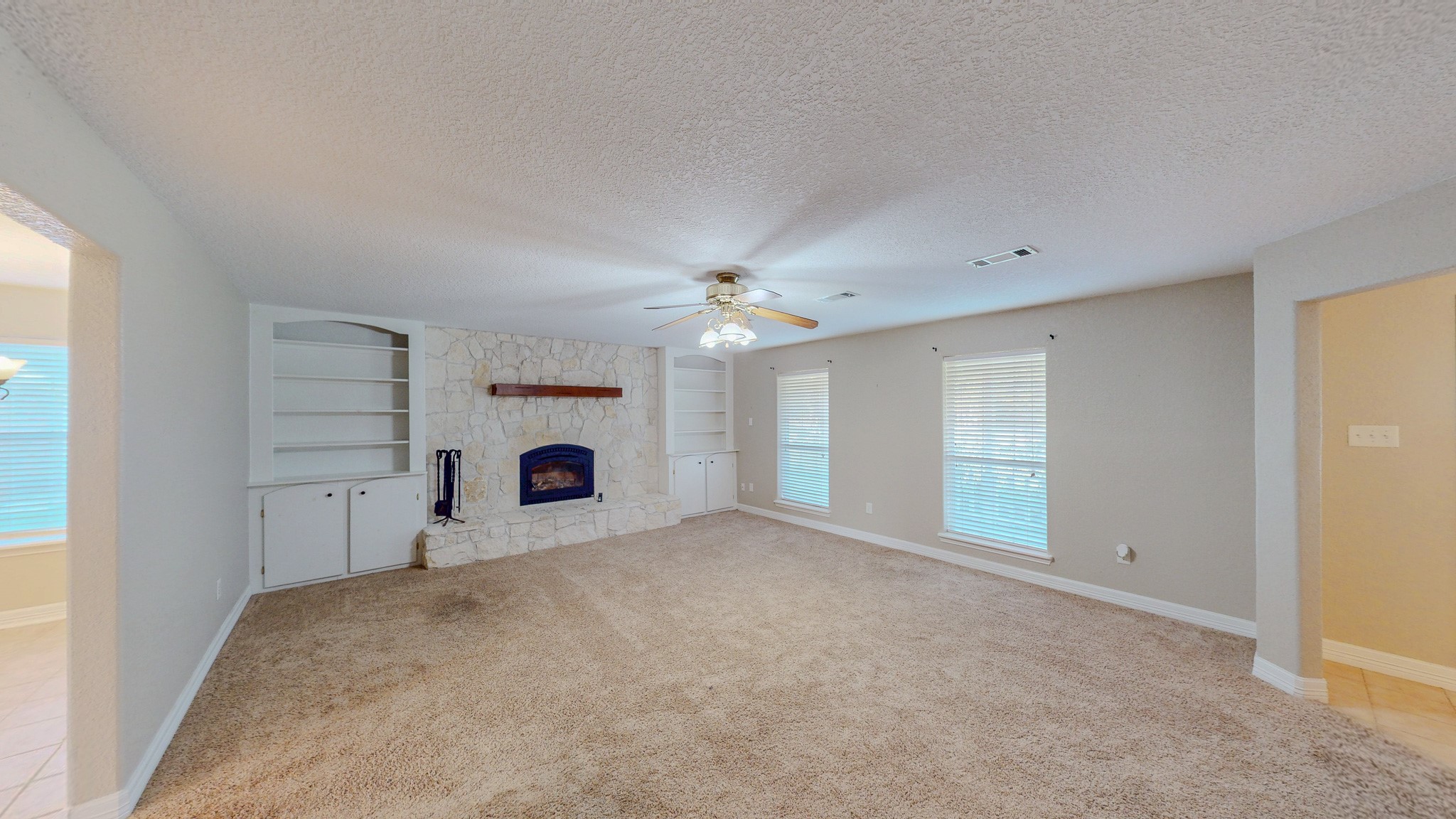 4770 County Road 31 Angleton, TX 77515 - Photo 13 of 44 Natural light in living space