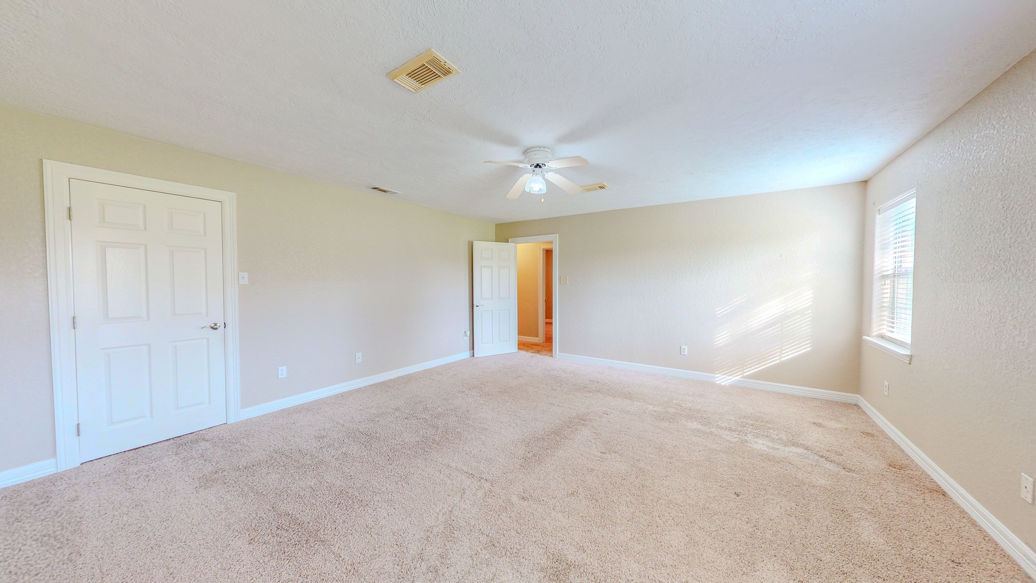 4770 County Road 31 Angleton, TX 77515 - Photo 15 of 44 Primary bedroom