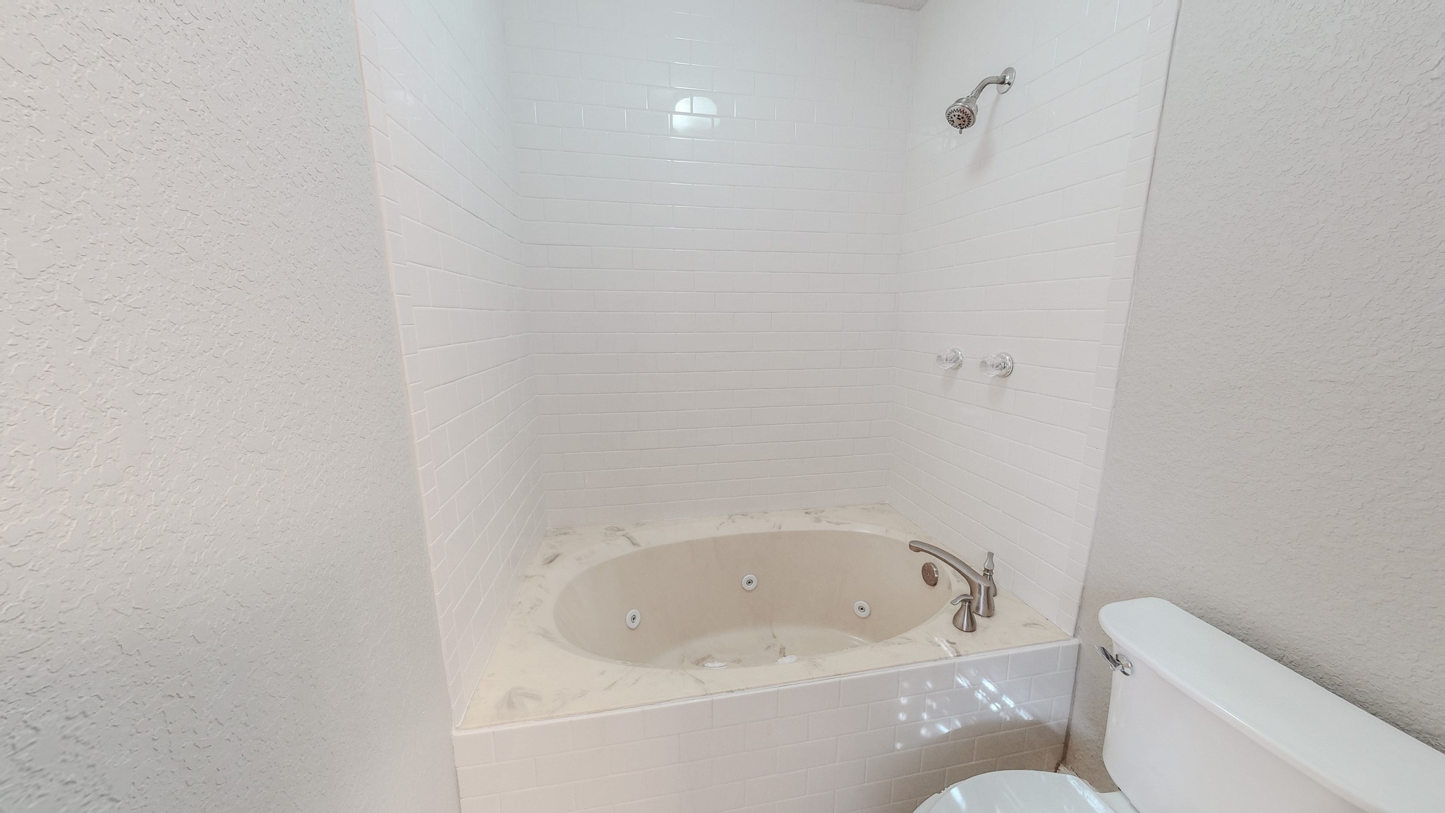 4770 County Road 31 Angleton, TX 77515 - Photo 18 of 44 Primary soaker tub