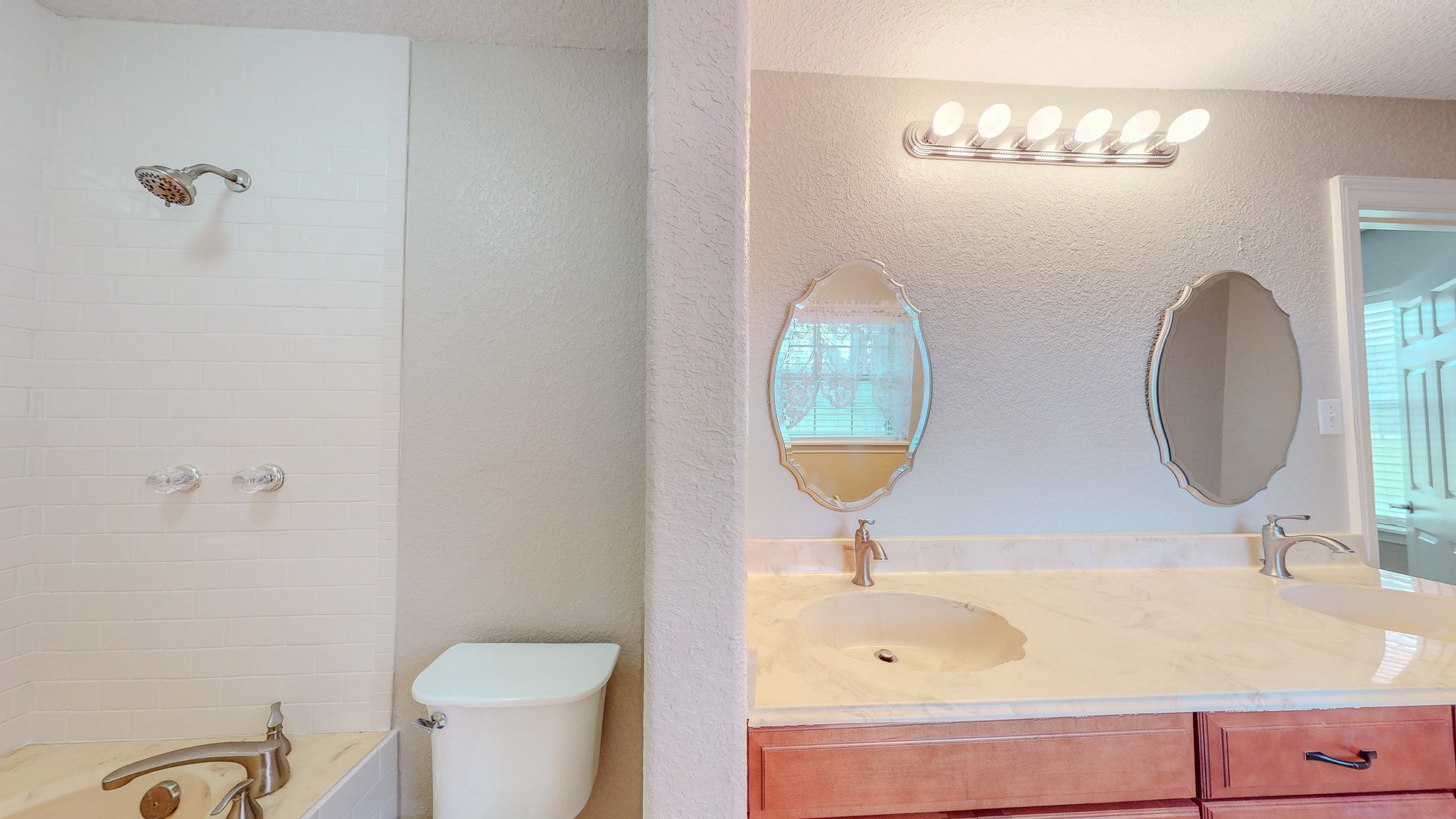 4770 County Road 31 Angleton, TX 77515 - Photo 19 of 44 Primary ensuite