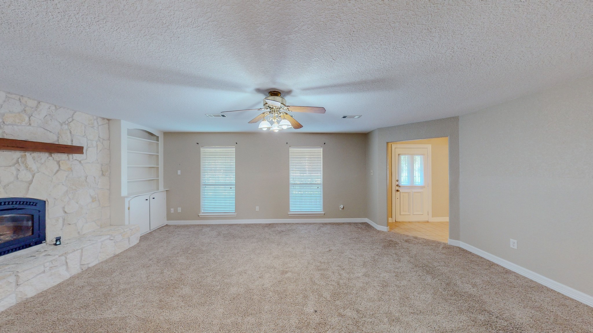 4770 County Road 31 Angleton, TX 77515 - Photo 9 of 44 Living looking to entryway
