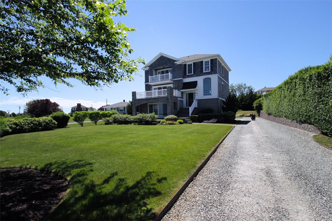 426 Tuckerman Avenue Middletown, RI 02842 - Photo 2 of 32