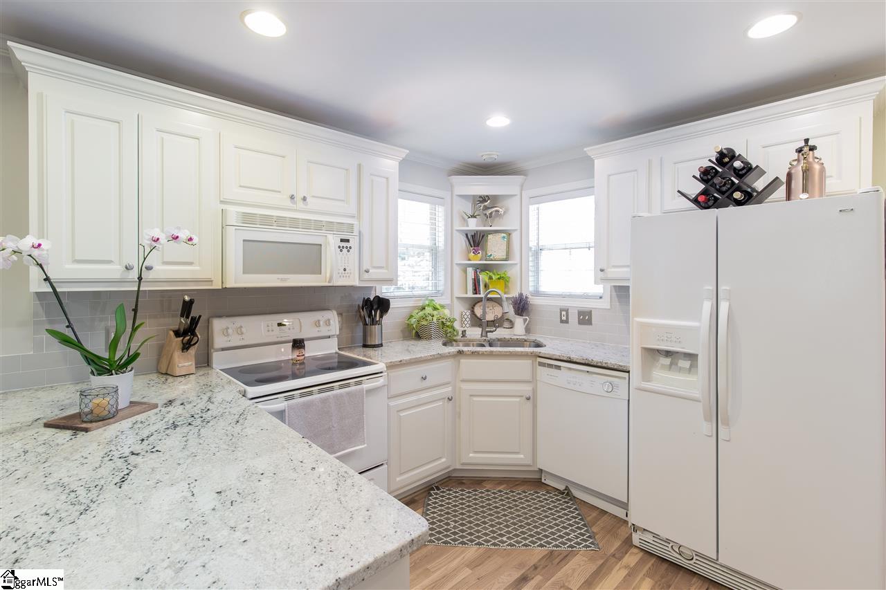 328 Grove Road Greenville, SC 29605 - Photo 3 of 17