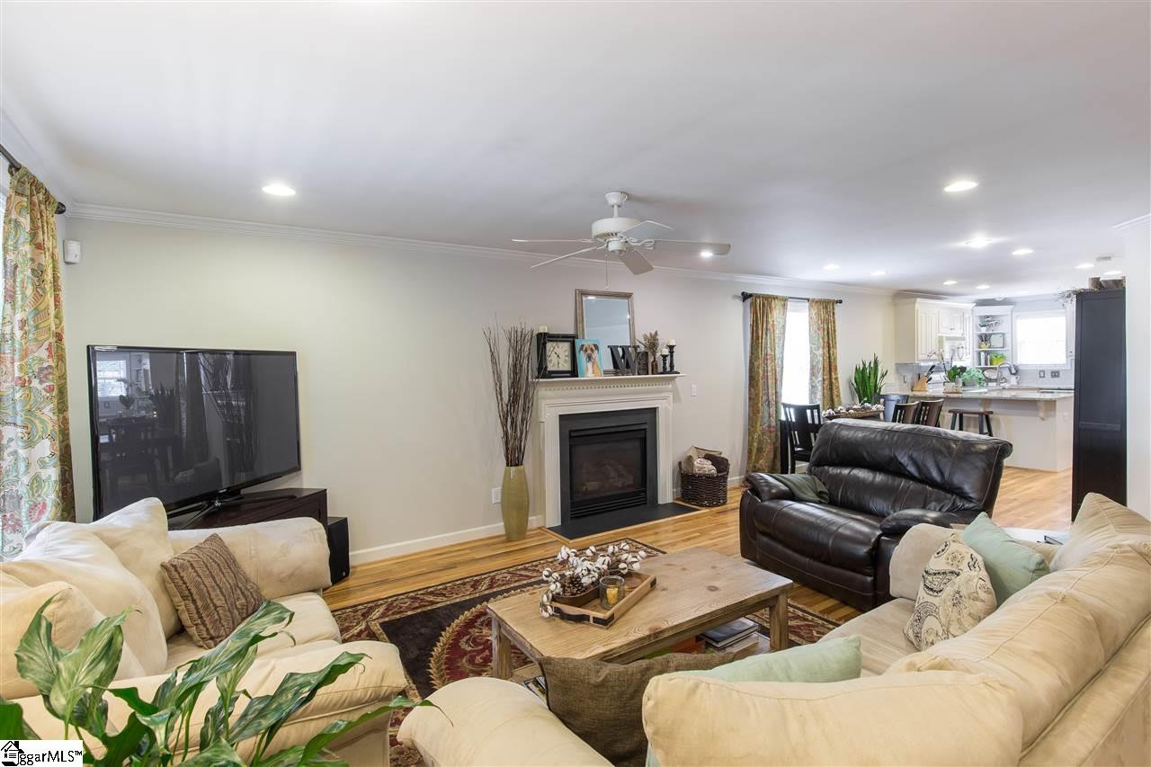 328 Grove Road Greenville, SC 29605 - Photo 4 of 17
