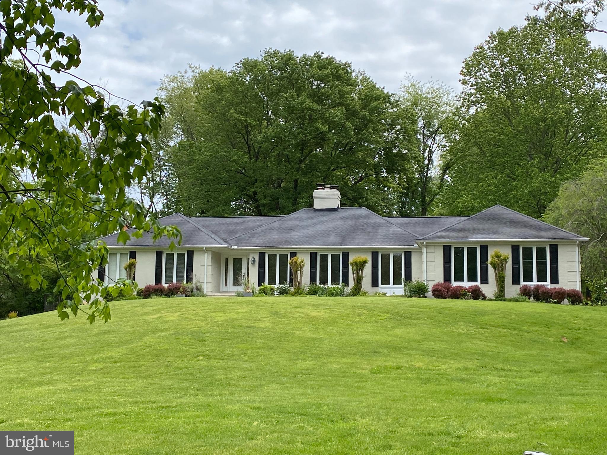 6127 Clifton Road Clifton, VA 20124 - Photo 2 of 3 All brick Rambler w/ Wonderful One-Level Living!