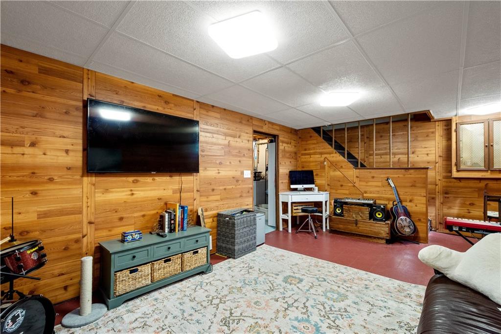 200 Fox Chapel Road Pittsburgh, PA 15238 - Photo 23 of 32 a living room with furniture and a flat screen tv