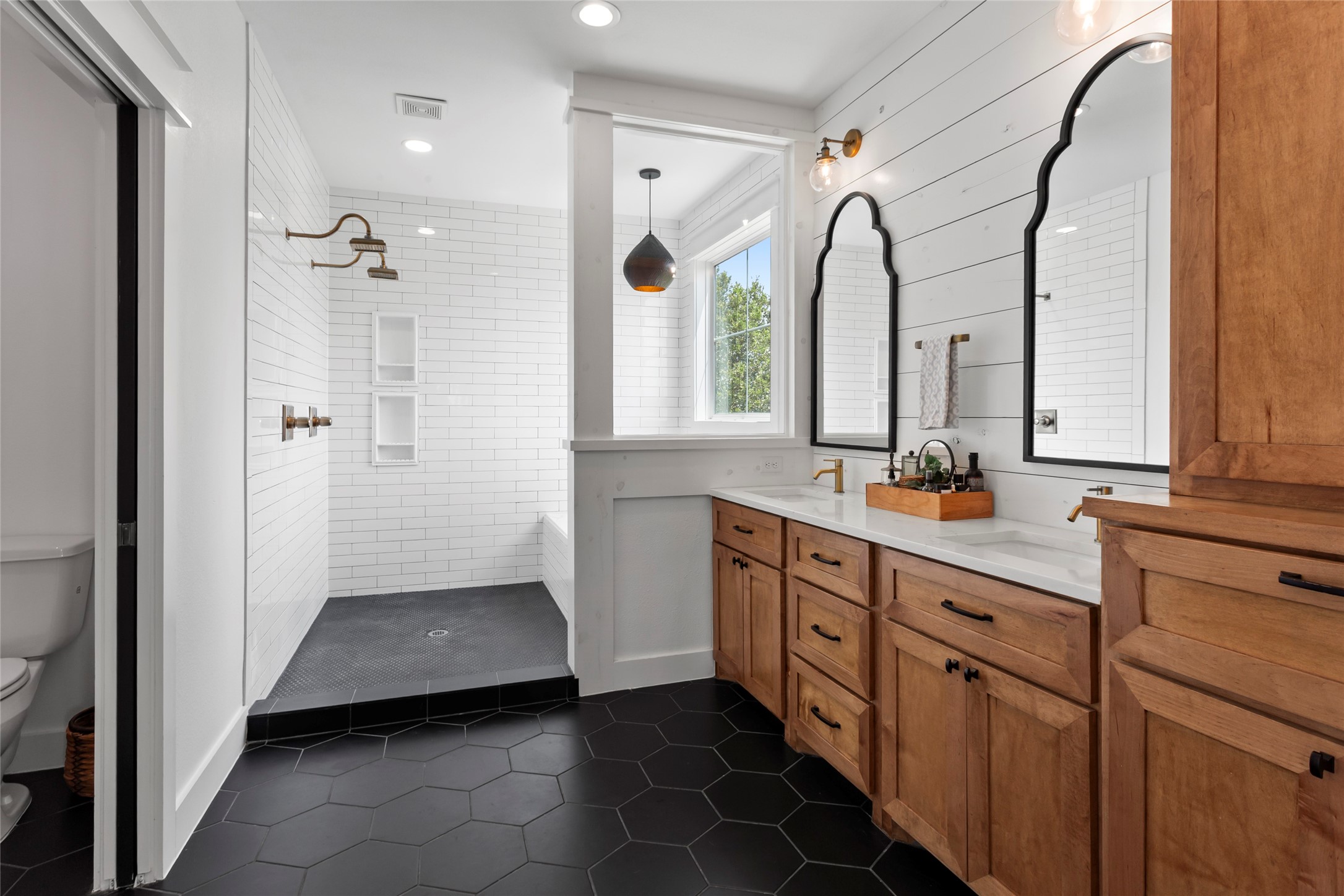 4473 County Road 172 Alvin, TX 77511 - Photo 21 of 36 Primary bathroom - gorgeous vanity with double sinks