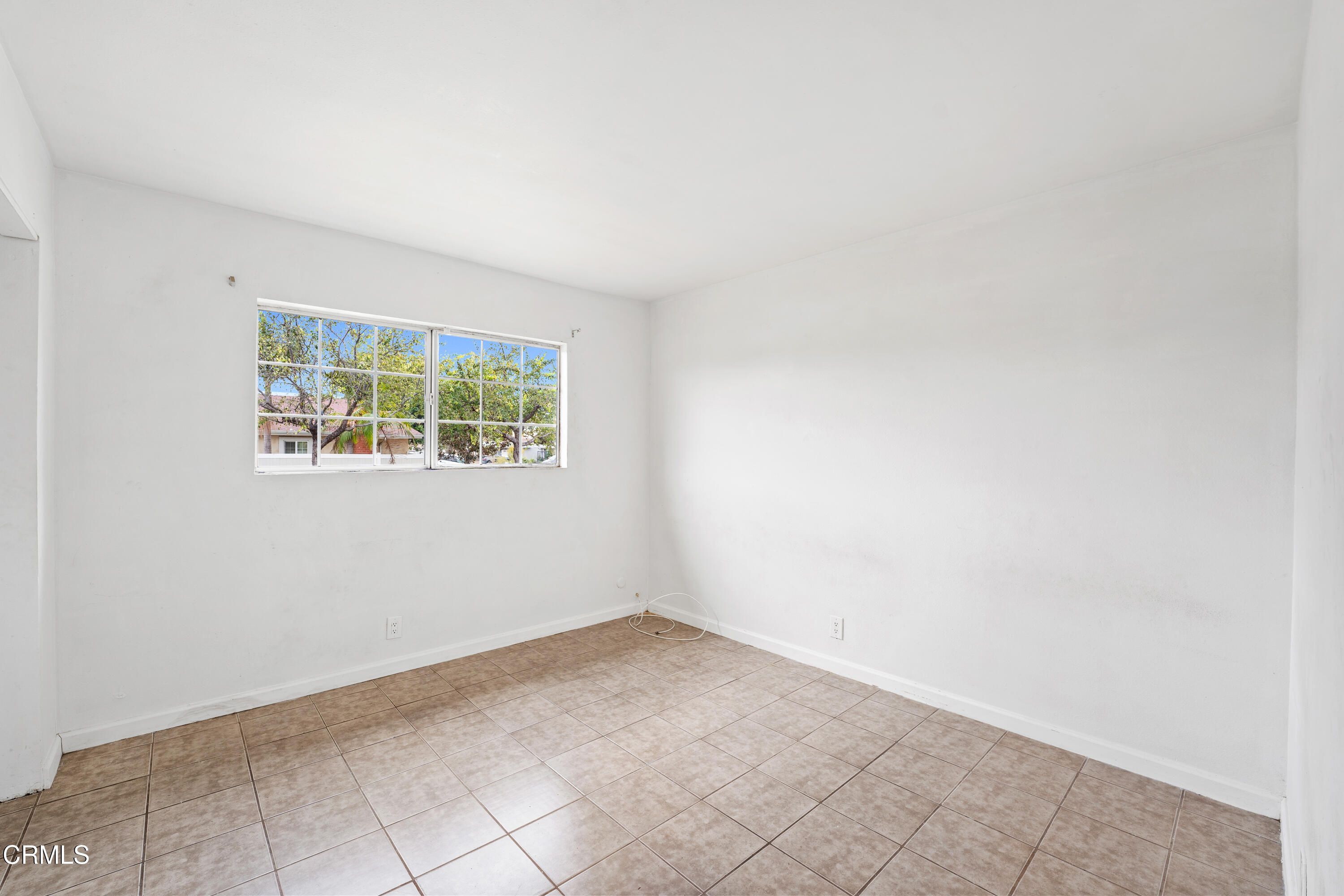 918 Ann Arbor Avenue Ventura, CA 93004 - Photo 16 of 25 an empty room with windows