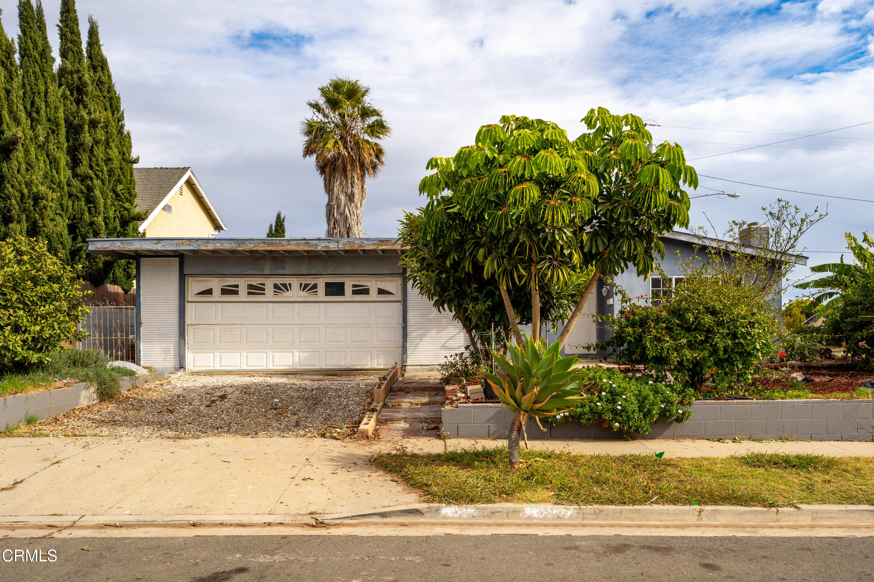 918 Ann Arbor Avenue Ventura, CA 93004 - Photo 4 of 25 a front view of a house with garden