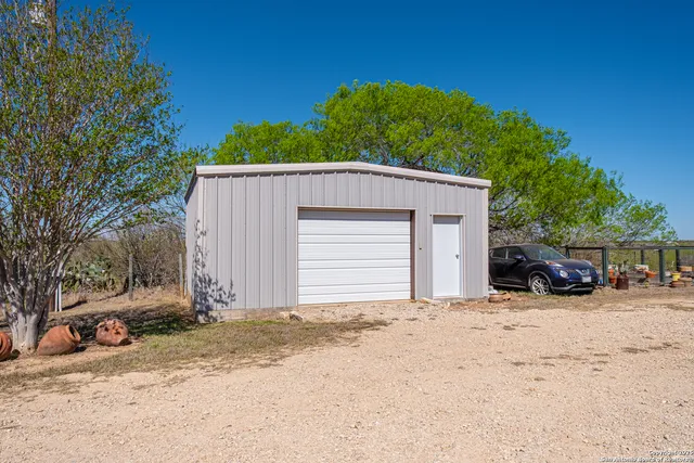 $575,000 | 2148 County Road 220, Floresville, TX 78114