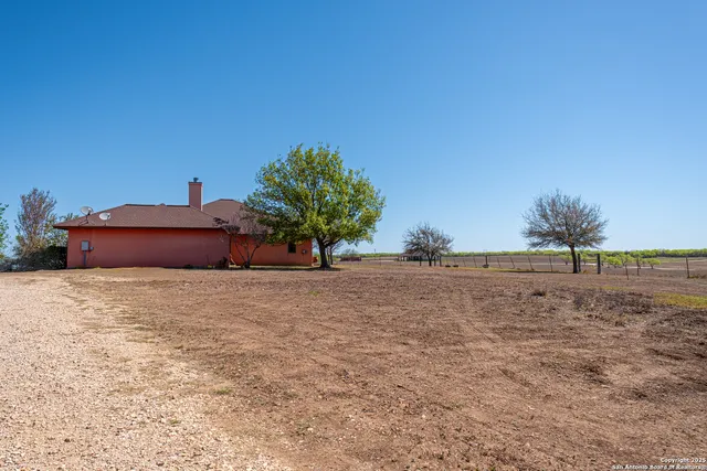 $575,000 | 2148 County Road 220, Floresville, TX 78114