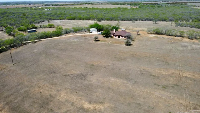 $575,000 | 2148 County Road 220, Floresville, TX 78114